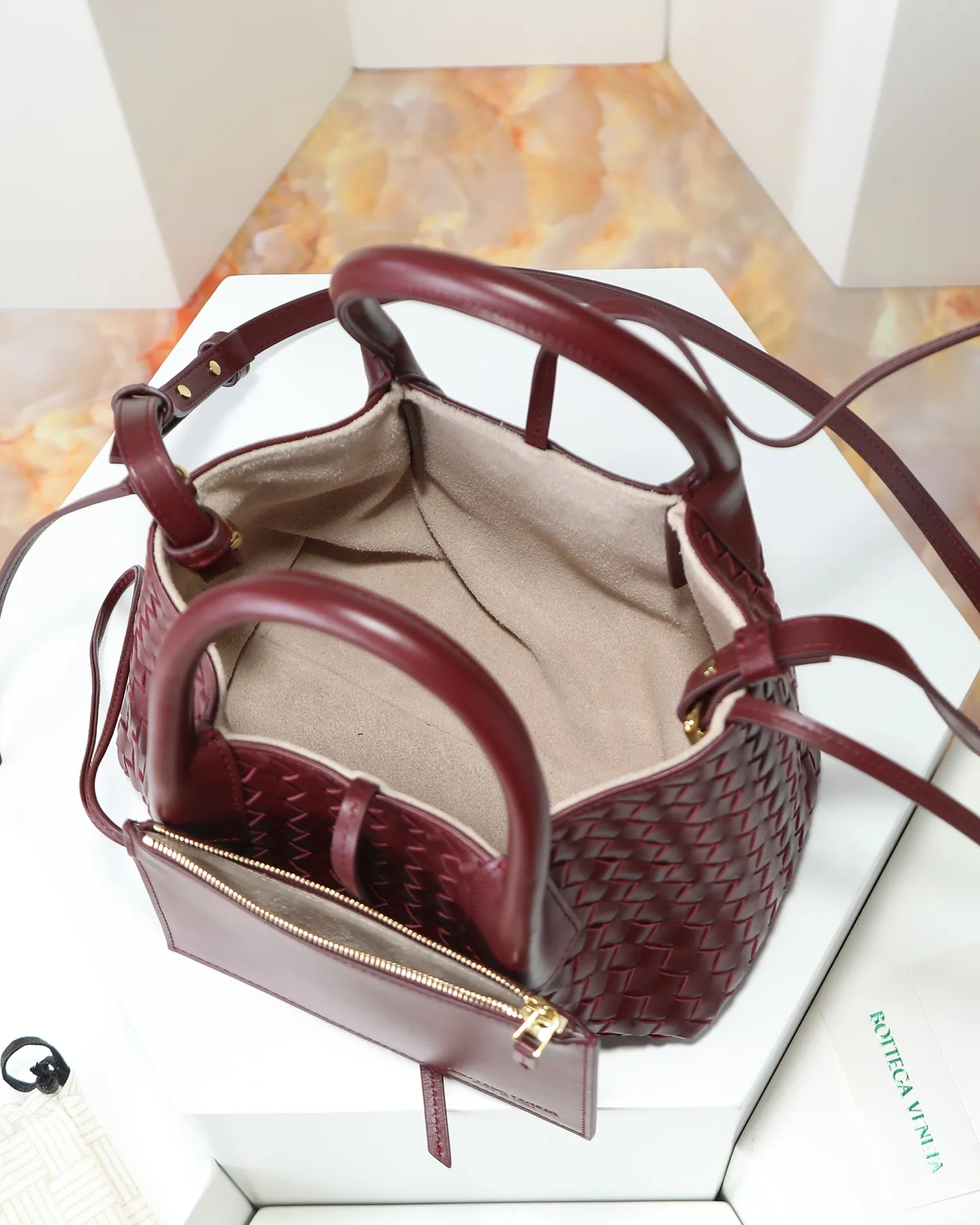 1000. BOTTEGA VENETA's 2025 new product pinacoteca has super soft leather, and the weaving function, practicality and relaxed fashion sense have not been lost ❤️‍🔥Amway is a must-have bag for sisters when going out. The size also accurately meets the commuting needs of urban beauties, and it can fit everything! ! ! 🔥The capacity should not be underestimated~ It doesn’t pick the person, the occasion, or the occasion. With its majestic curved outline, exquisite woven texture, delicate edges and rounded handles, this woven vegetable basket bag truly achieves the goal of “dressing up and being fashionable without getting in the way”~ Are you interested in Jimei? Style number: 819004 Size: 24*15*12cm